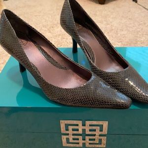 Circa Joan & David size 6m gray alligator pumps
